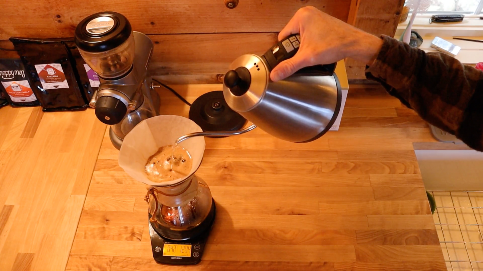 Pouring water into the the chemex filter
